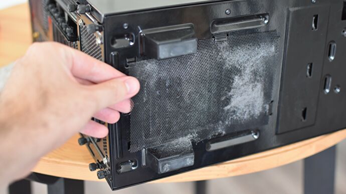 Una imagen de un filtro de polvo de caja de PC sucio.