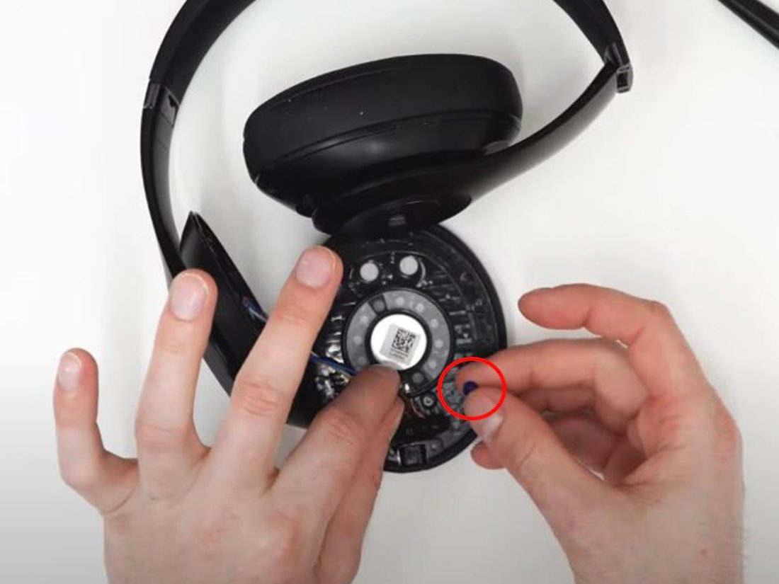 Colocando los anillos de goma (De: Youtube/Joe's Gaming & Electronics)