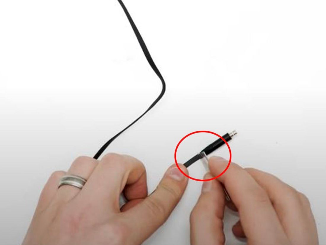 Corta el cable AUX dañado lo más cerca posible de la base. (De: Youtube/Joe's Gaming & Electronics)