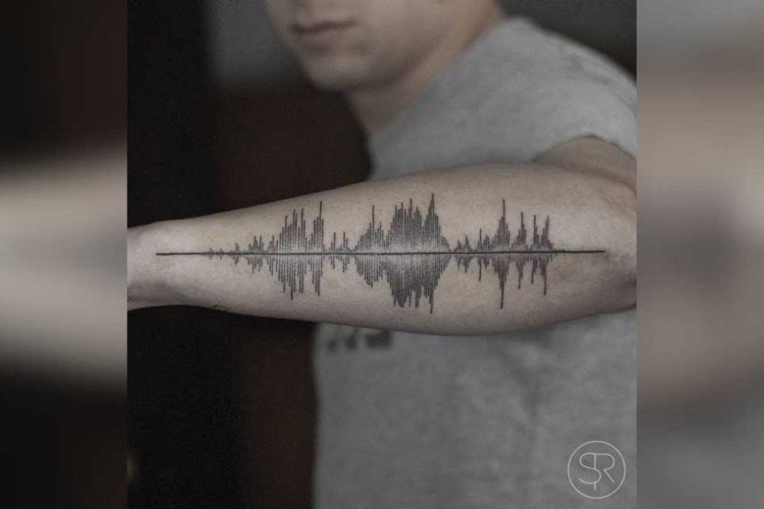 Un tatuaje de una onda sonora en el antebrazo. (de: tattoofilter/Sven Rayen) https://www.tattoofilter.com/artists/svenrayen