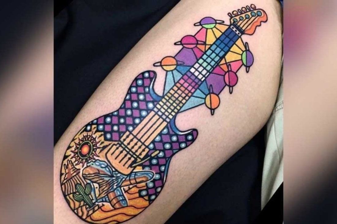 Un tatuaje de guitarra brillante y colorido. (de: instagram.com/raro82) https://www.instagram.com/p/BlkjZpGBCAu/