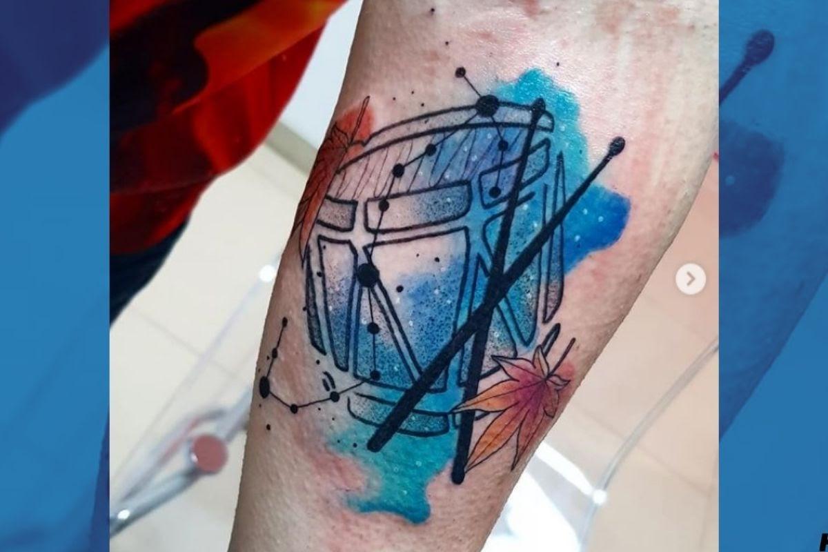 Tatuaje de tambor de acuarela (De: Instagram/binktattooshop) 