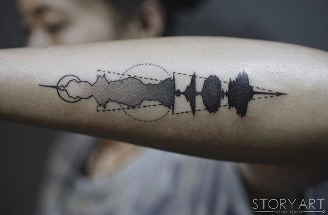 Un increíble tatuaje de onda sonora en el brazo lateral. (de: Twitter/StoryArt) https://twitter.com/skinmotionapp/status/1131451733882937345