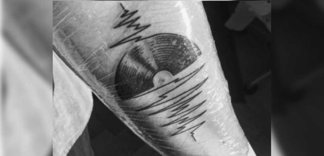 Un hermoso tatuaje de onda de vinilo. (de: tattodo/Giacomo Turra) https://www.tattoodo.com/users/jacktheripper