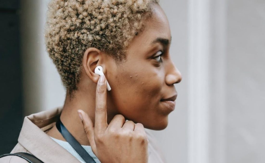 Meterte los auriculares en el oído una y otra vez será duro para tus oídos: ¡hazlo con cuidado! (De: Pexels/Ono Kosuki)