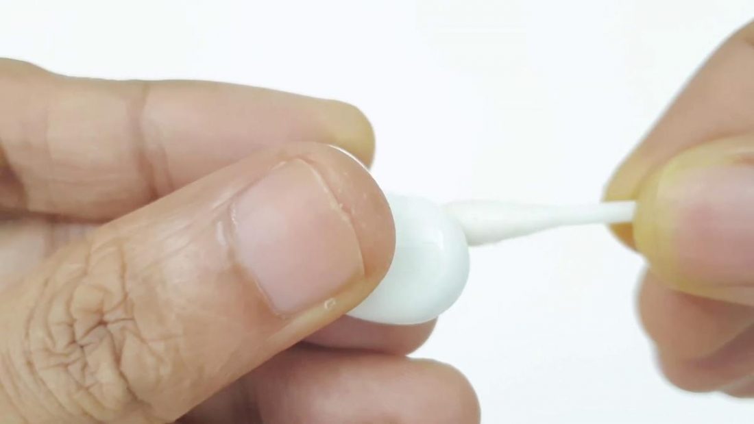 Limpieza de los contactos y sensores con un bastoncillo de algodón (De: Tech & Lifestyle /Youtube)