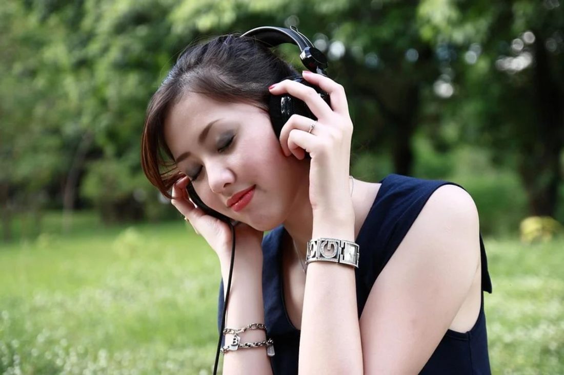 Chica con auriculares con cable (De: Pixabay)