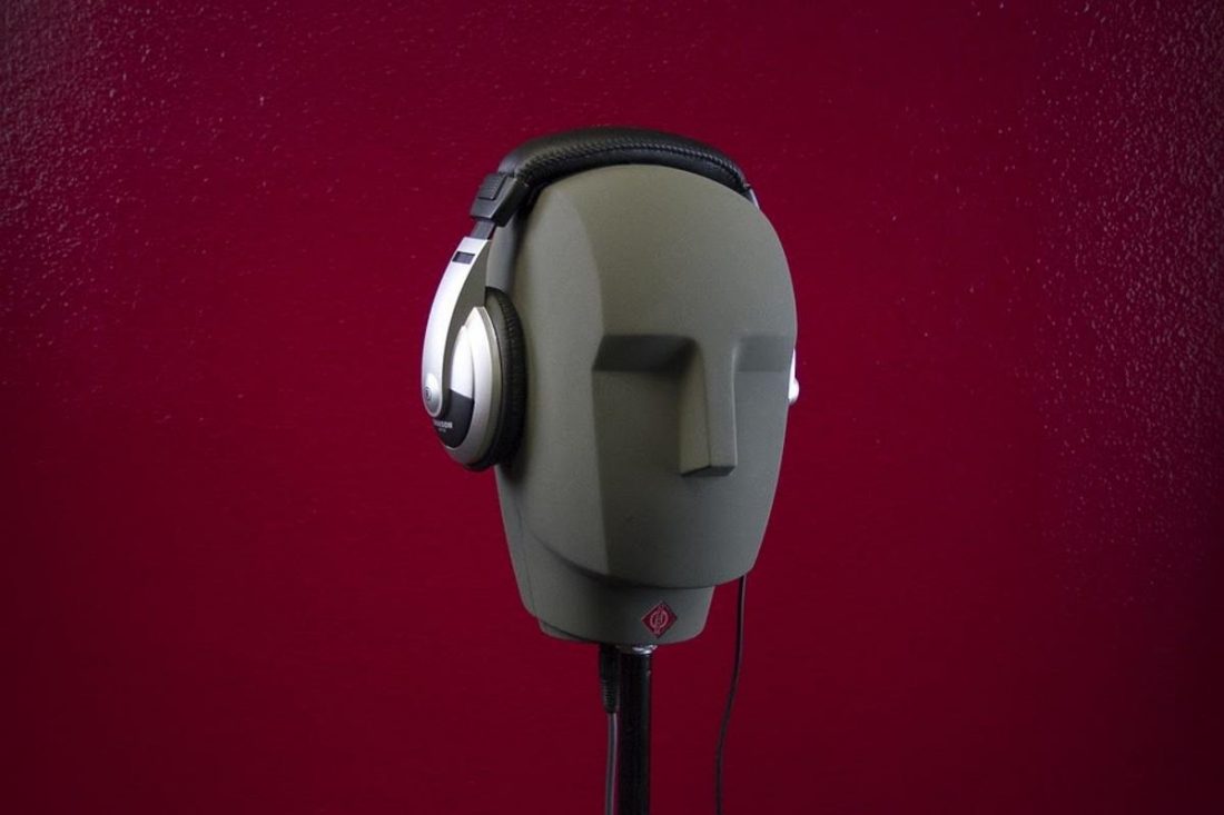 Maniquí con auriculares sobre la oreja en el estudio (De: Pixabay)