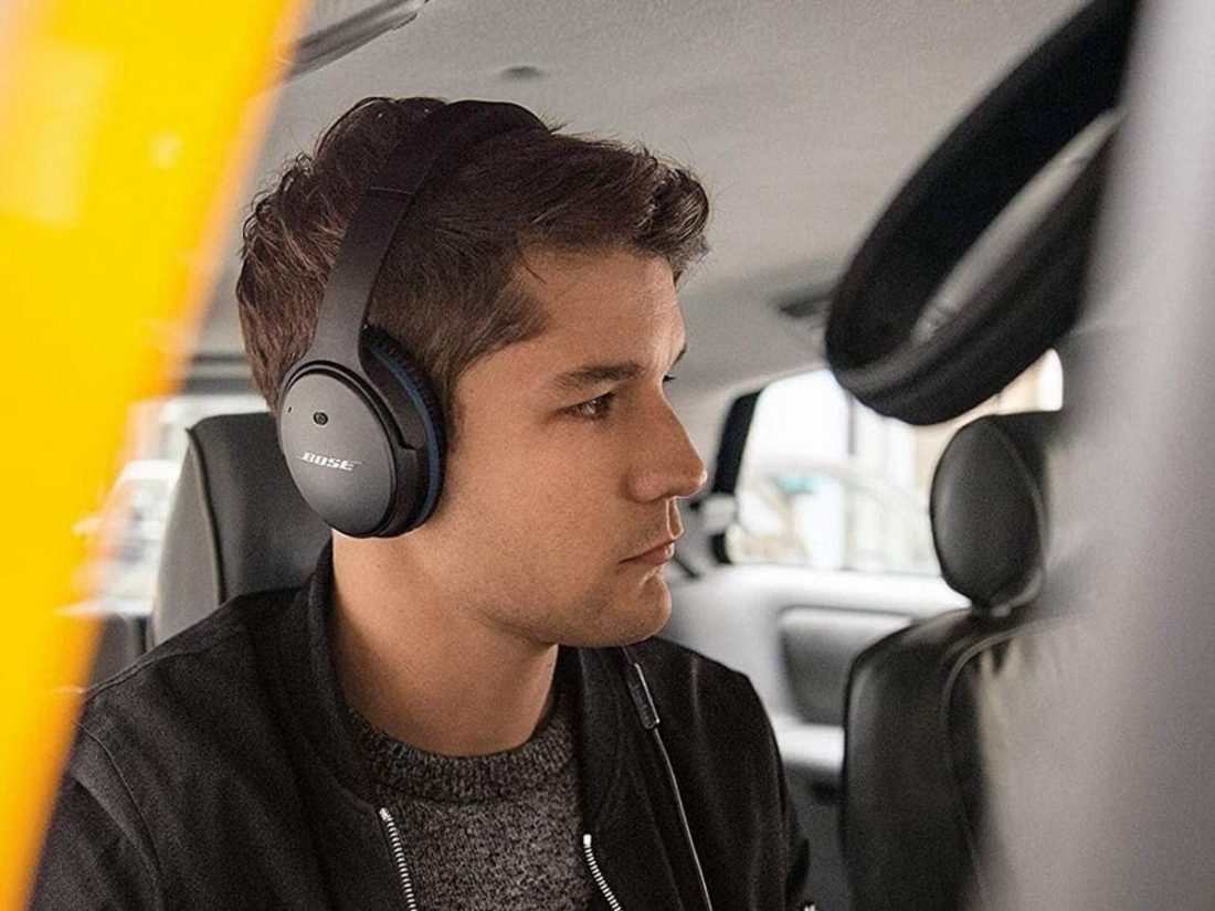 Hombre con auriculares Bose con cancelación de ruido (De: Headphonesty)
