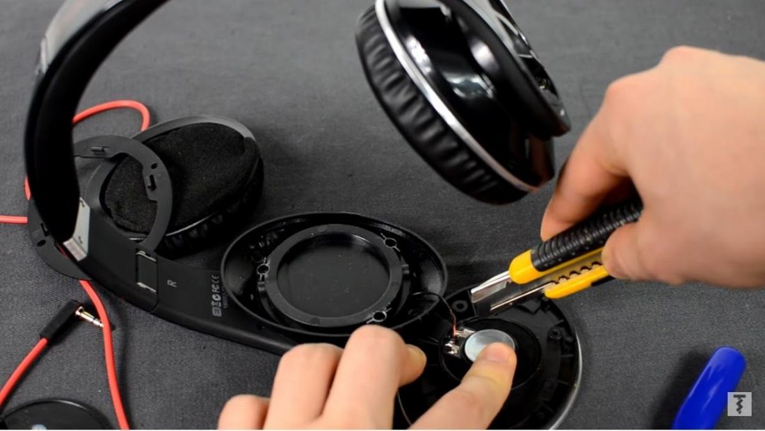 Con una pequeña herramienta, retira el controlador de los auriculares roto (De: Youtube/Techscrew)