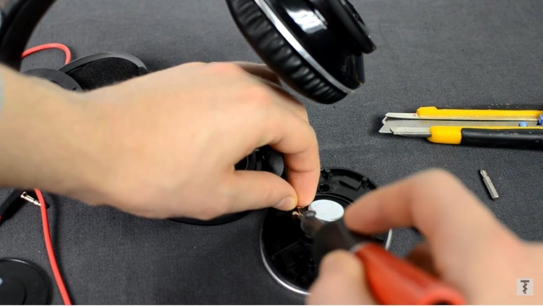 Utilizando el soldador para desconectar los cables del altavoz (De: Youtube/Techscrew)