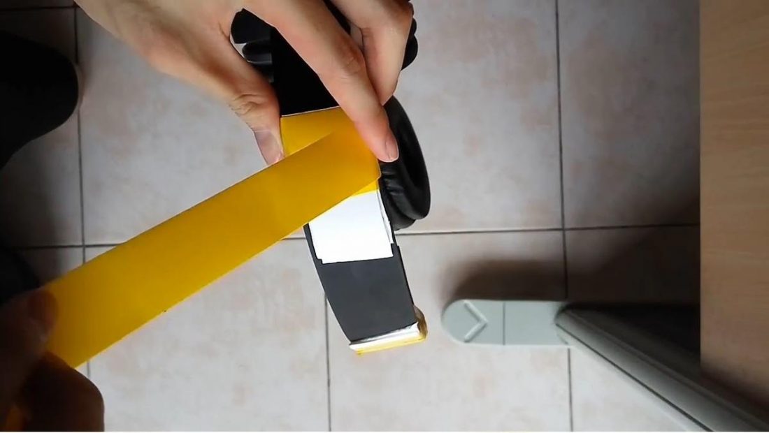 Envuelve con cinta adhesiva la zona de la diadema rota de los auriculares. (De: Youtube/Cian Xan Teoh)