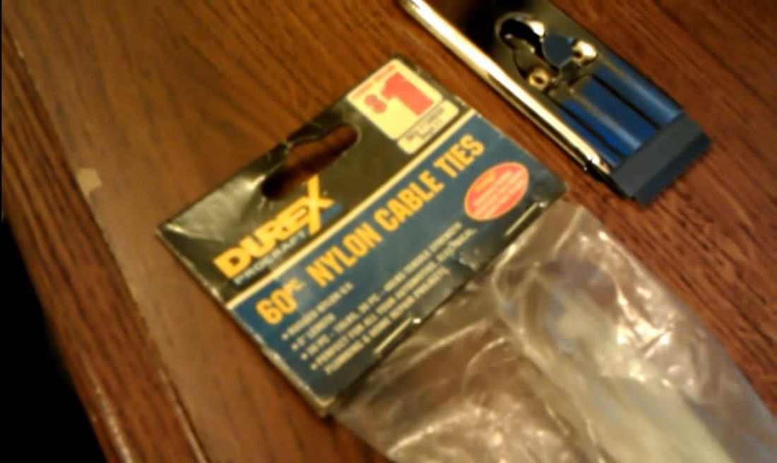 Un paquete de bridas y una navaja para cortar (De: Youtube/Lowery02)