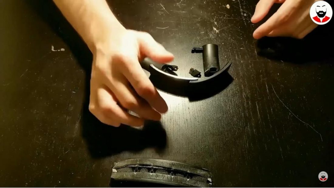 Desmontando las piezas de la diadema rota (De: Youtube/GaBIT)
