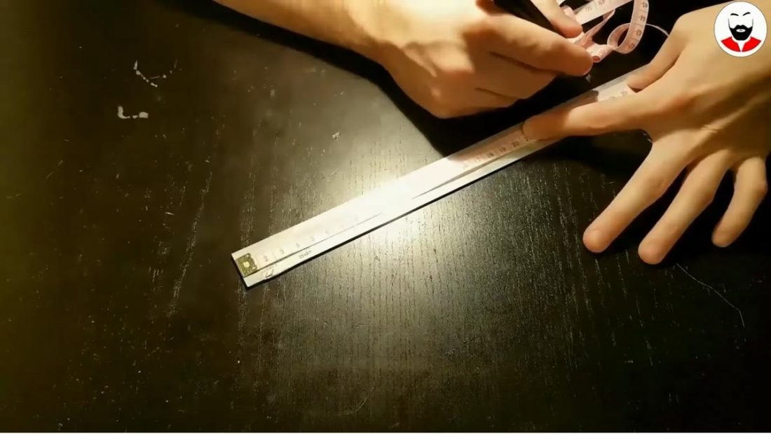 Midiendo la longitud y las dimensiones en la barra plana de aluminio (De: Youtube/GaBIT)