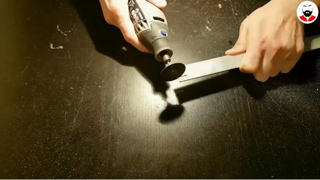 Cortando las bisagras de la nueva diadema (De: Youtube/ GaBIT)