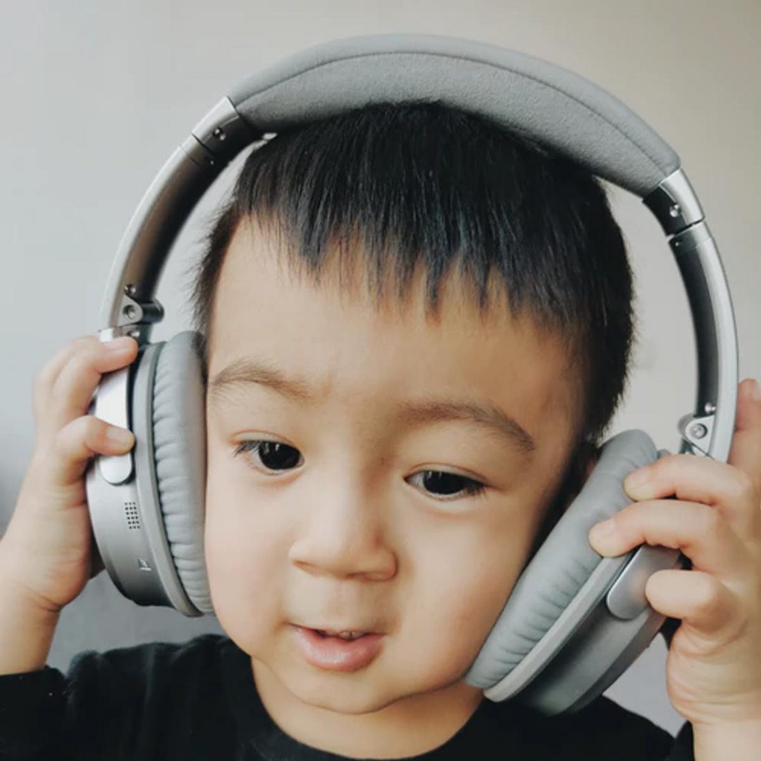Niño con auriculares que no le quedan bien (De: Unsplash)