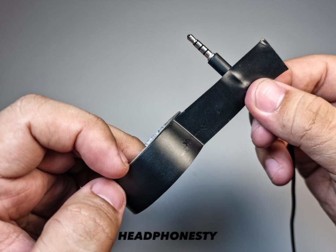 Envuelve el cable de los auriculares deshilachado con cinta adhesiva