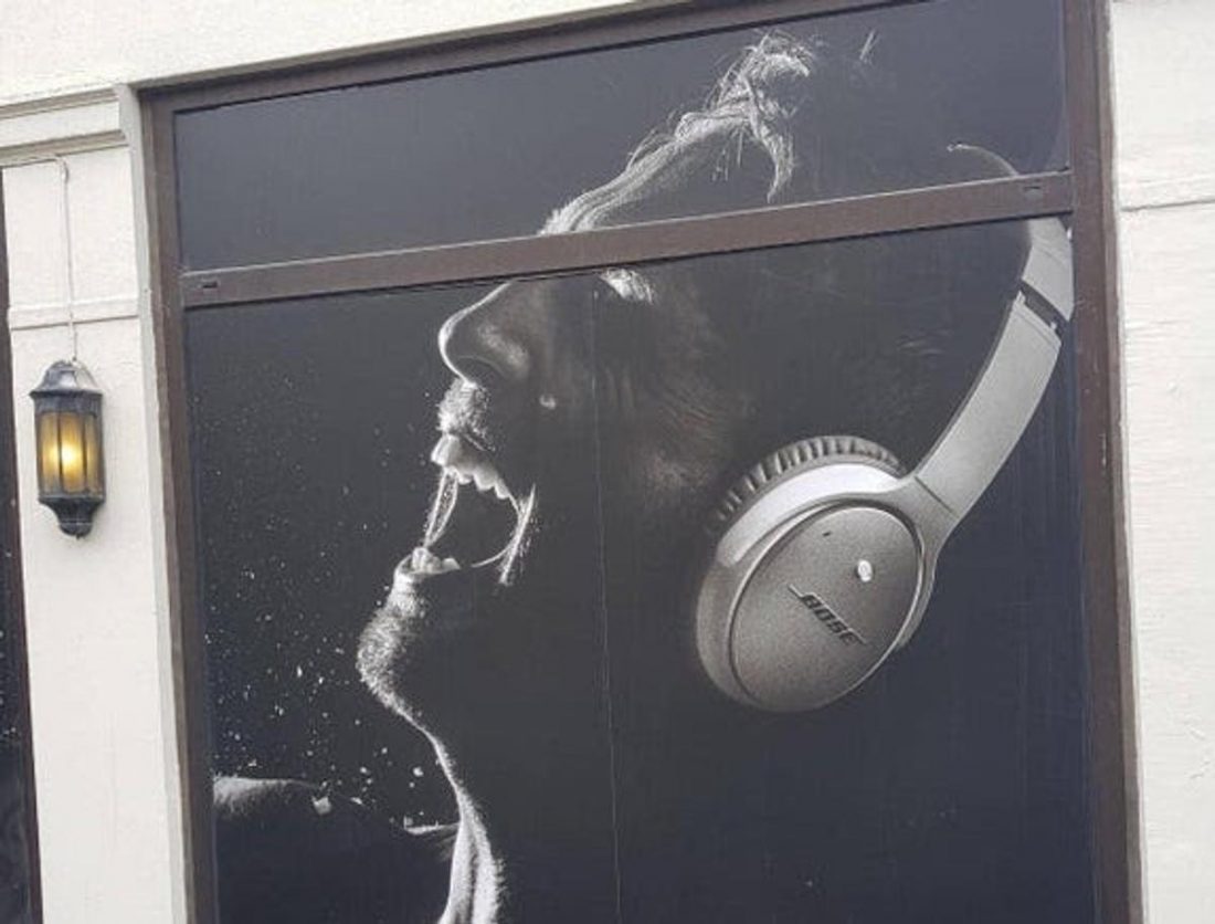 Los auriculares Bose se llevan mal en este anuncio. (De: Henrik929/Reddit)