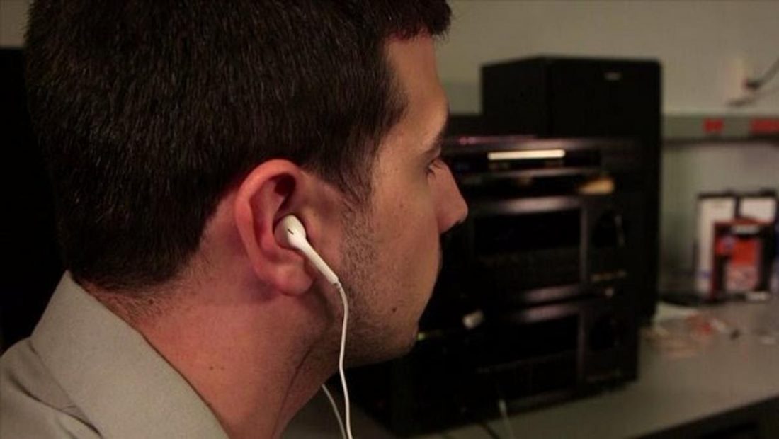 Una persona con los auriculares mal puestos (De: cbs4indy.com)