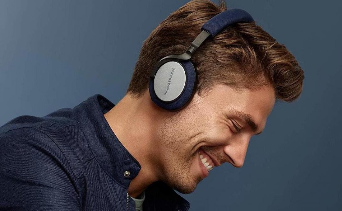 Una modelo llevando correctamente los auriculares on-ear Bowers & Wilkins PX5 Wireless (De: bowerswilkins.com)