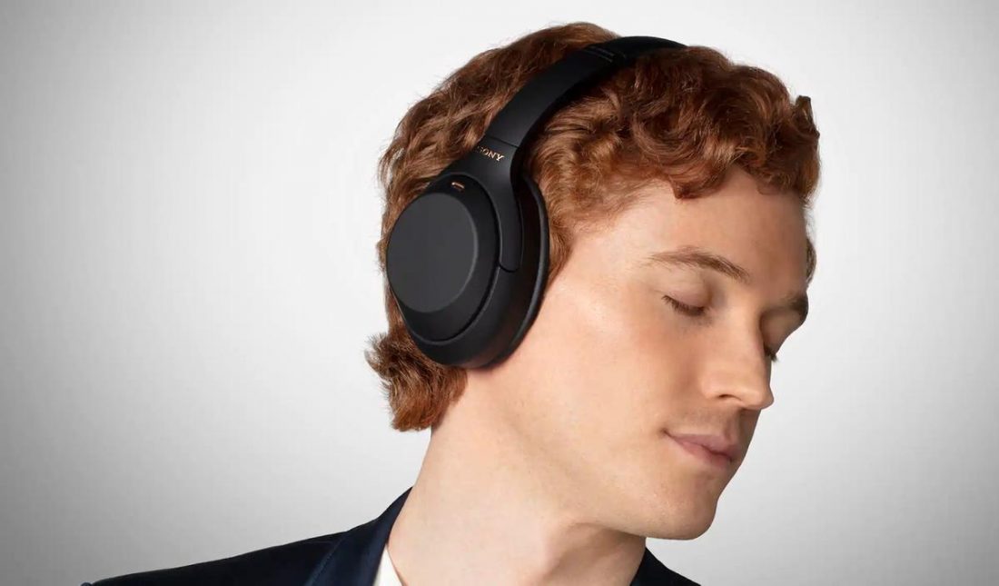 Un modelo que lleva correctamente el sistema de sobre-oído Sony WH-1000XM4 (De: Sony.com)