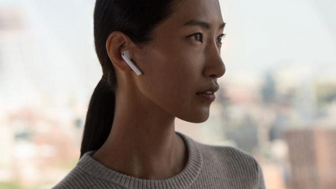 Un modelo usando correctamente los auriculares Airpods (De: Apple.com)