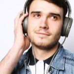 Cómo llevar correctamente los auriculares para que sean más cómodos y se escuchen mejor