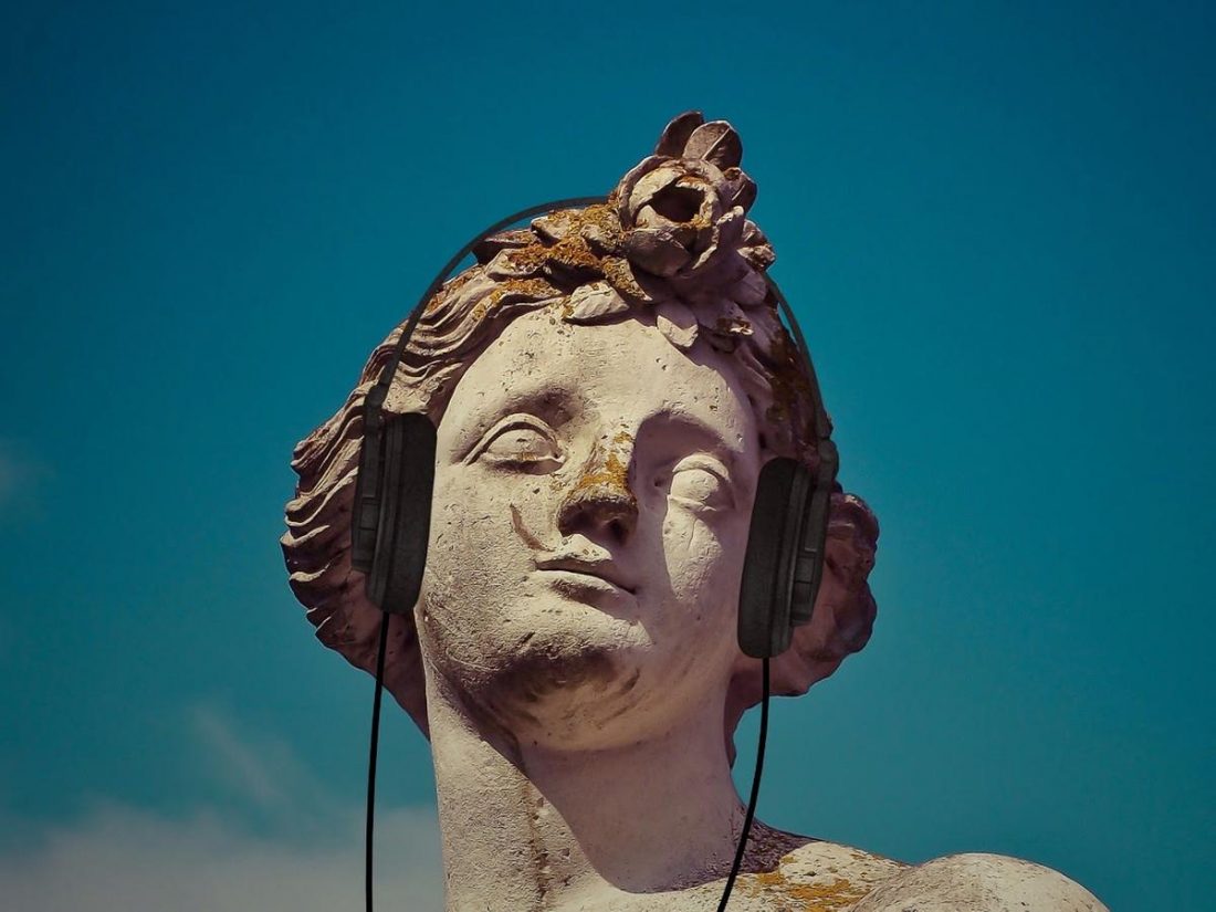 Escultura de piedra con auriculares (De: Pixabay)