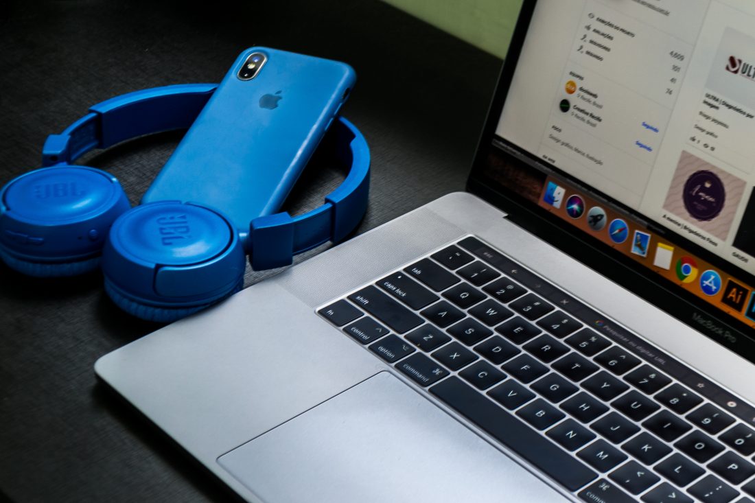 Conectar los auriculares Bluetooth con el mac (De: Pexels)