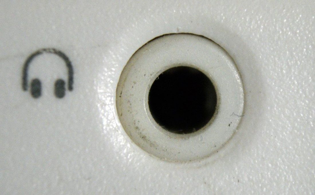 Comprueba si el interior del conector de los auriculares está sucio (De Commons.Wikimedia.org)