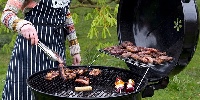 Alimentos que se cocinan en una barbacoa de carbón