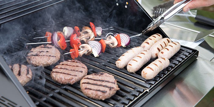 La comida se cocina en una barbacoa de gas