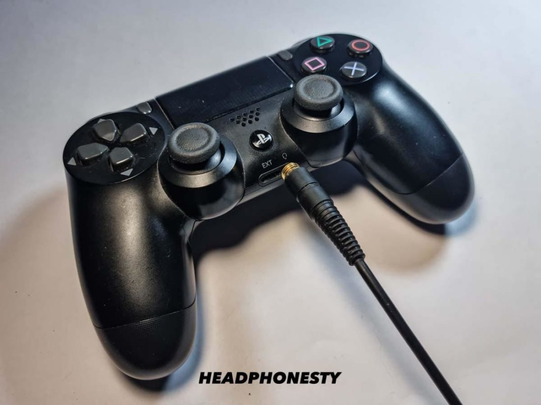 Auriculares conectados al mando de la PS4