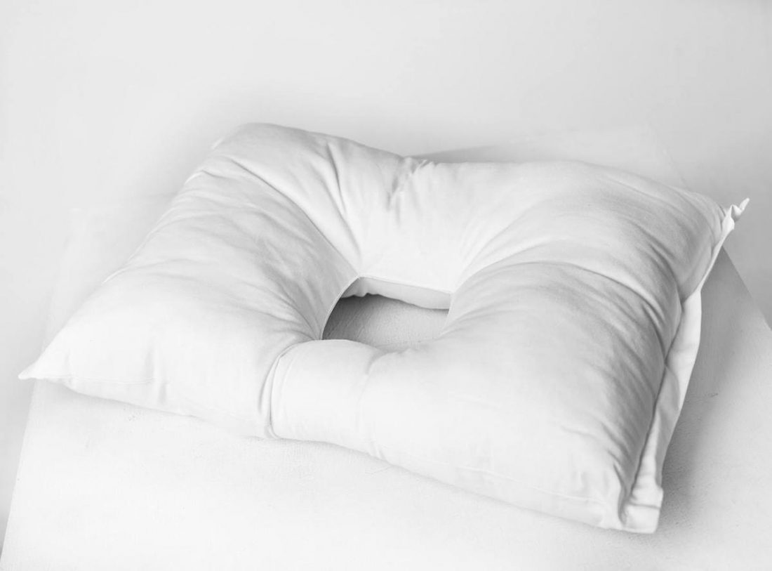 La almohada con un agujero tiene mucho espacio en el centro para acomodar tus auriculares (De Facebook.com)