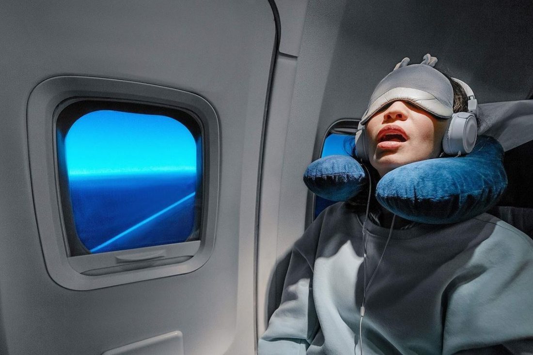 Una almohada de viaje puede dar soporte a tus auriculares cuando duermes en un vuelo (De DurangoHerald.com)