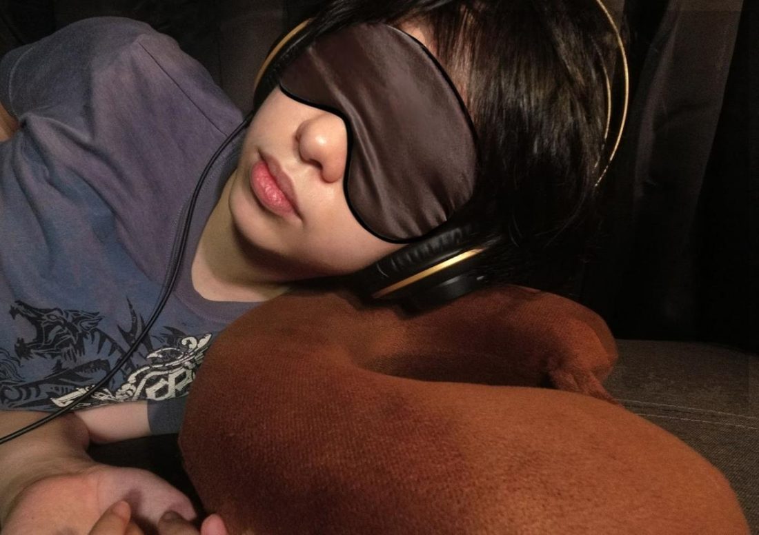 Cómo utilizar la almohada de viaje para dormir con auriculares