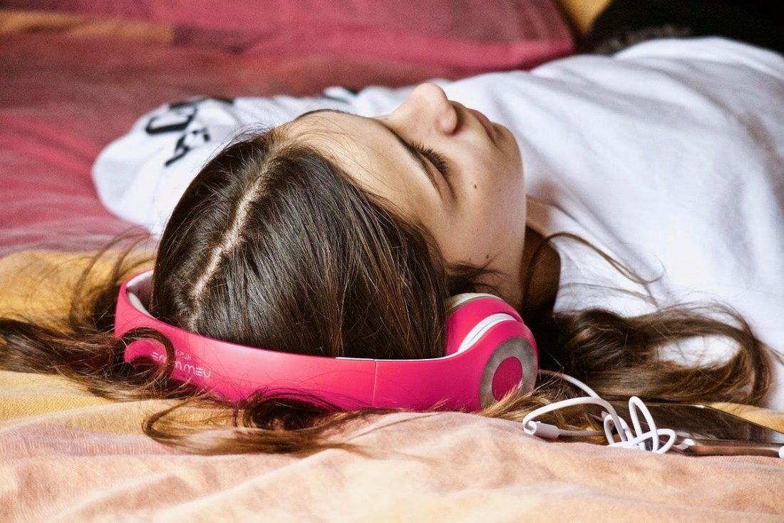 Tumbarse boca arriba es la mejor posición para dormir con los auriculares puestos (De Pixabay.com)