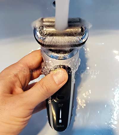 Aclarar la afeitadora con agua tibia del grifo.