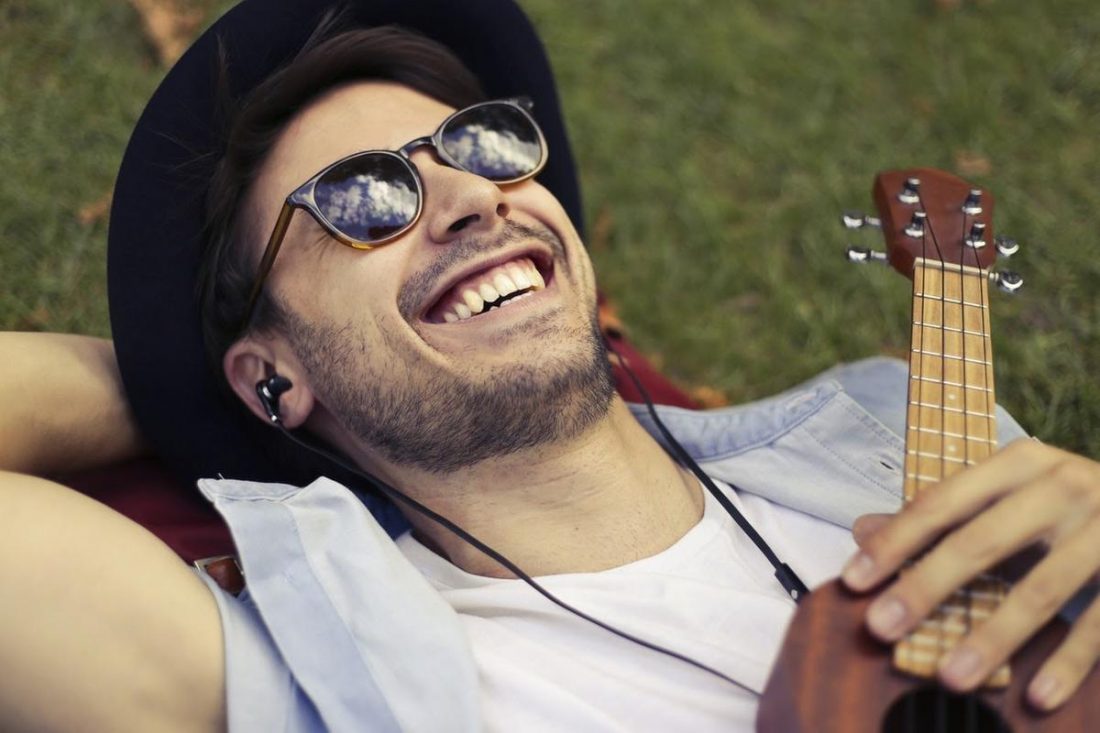Los auriculares intrauditivos son más cómodos de llevar (De Pexels.com)