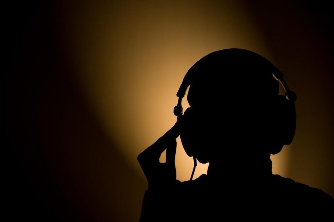 Silueta de una persona con los auriculares puestos (De: flickr.com)