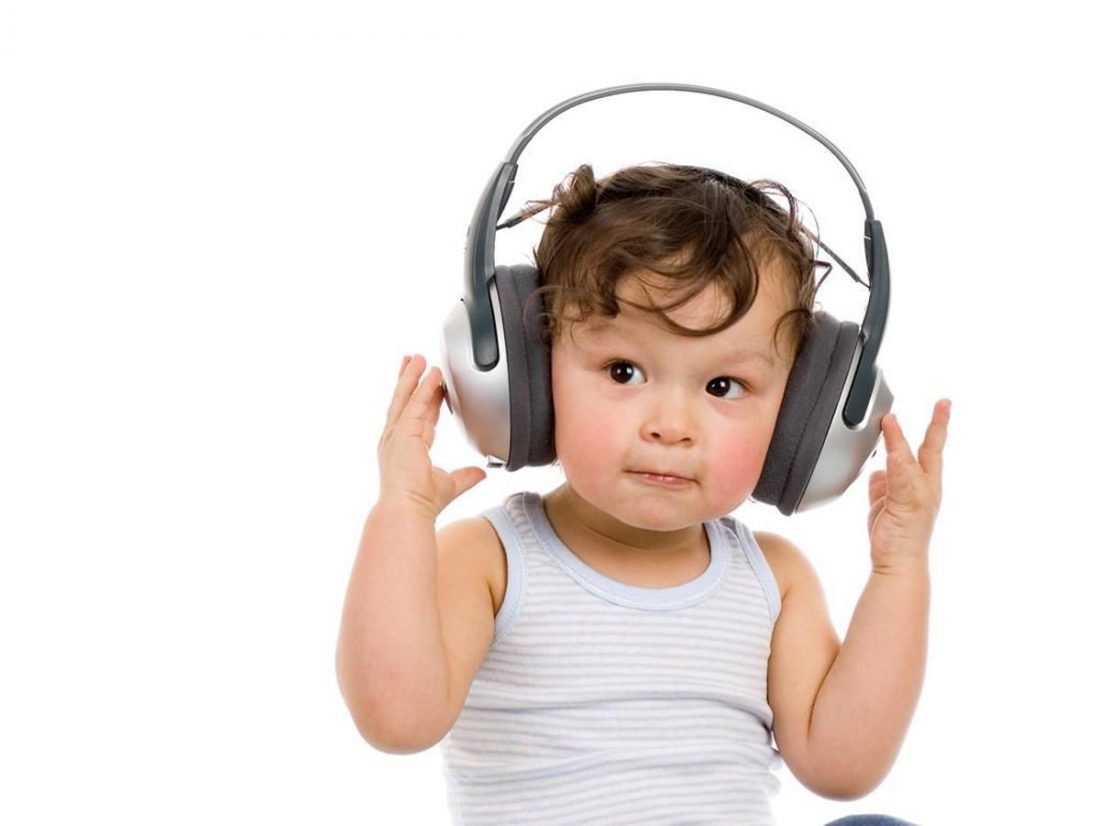 Niño pequeño usando auriculares grises (De pinterest.com)