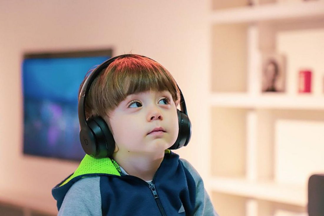 Niño pequeño usando auriculares (de popsci.com)