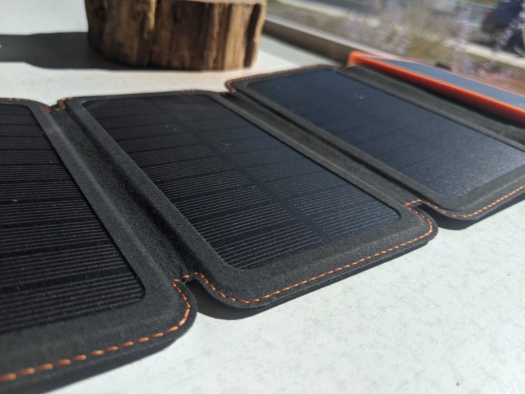 reseña del cargador solar hiluckey s025 - las cubiertas de cuero de las células solares...